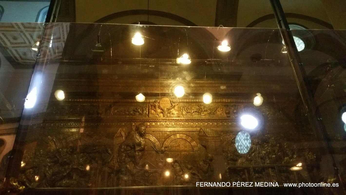 Basilica di San Lorenzo, Piazza di San Lorenzo, Florencia, Italia  (Photo - Date: 13-10-2015   /  Time: 14:55:35)