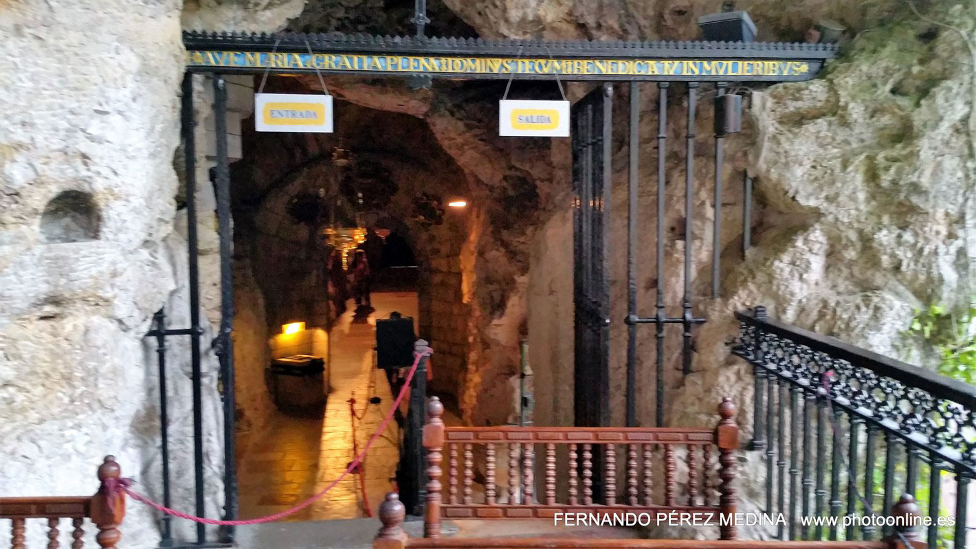 Santuario De Covadonga, Covadonga, Asturias, España  (Photo - Date: 24-07-2016   /  Time: 20:45:47)