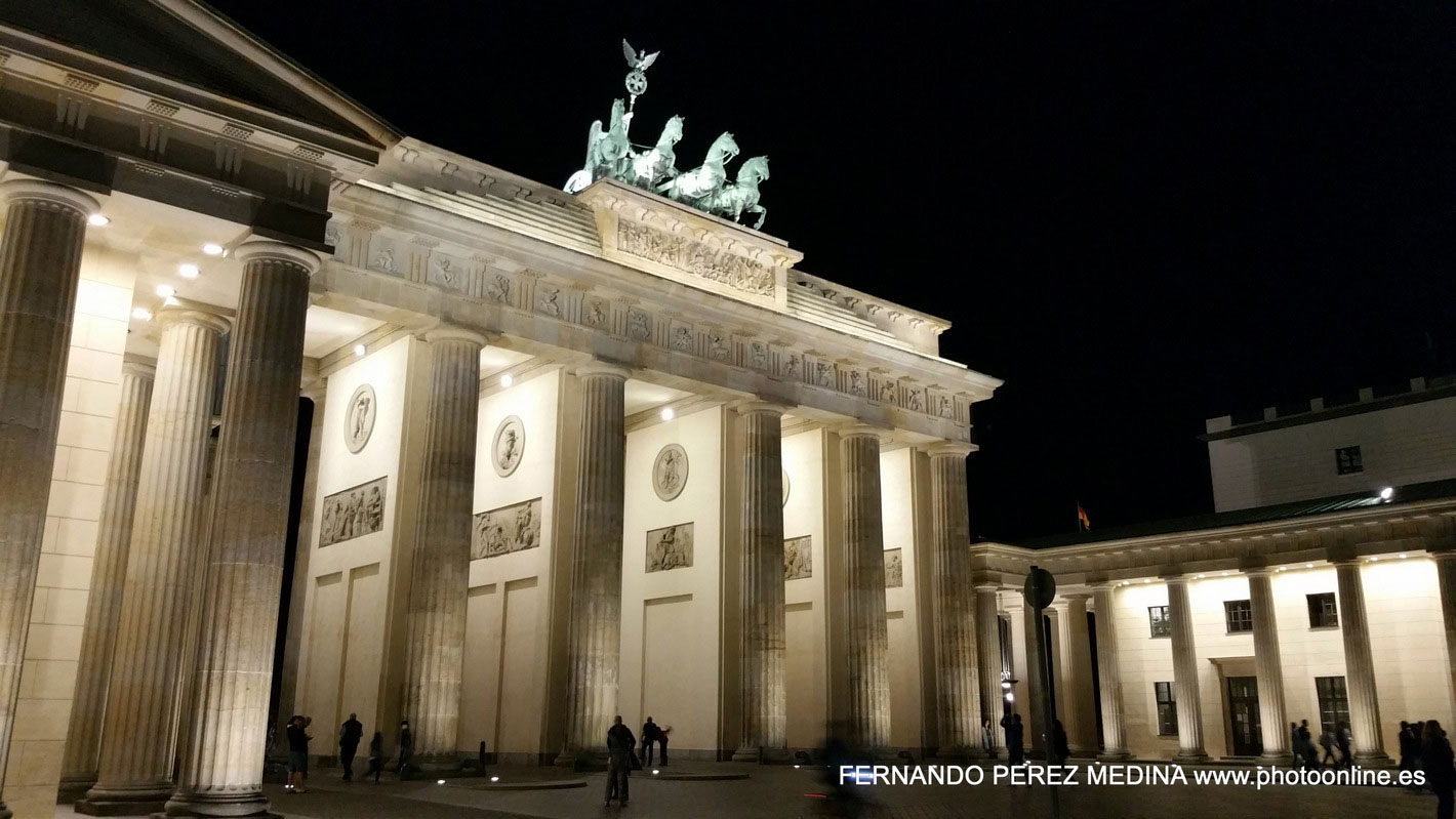 Puerta de Brandenburgo, Berlín, Alemania  (Photo - Date: 17-08-2016   /  Time: 22:27:44)