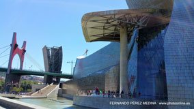 Museo Guggenheim Bilbao, Avenida Abandoibarra, Bilbao, España