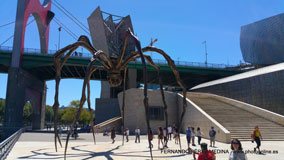 Museo Guggenheim Bilbao, Avenida Abandoibarra, Bilbao, España